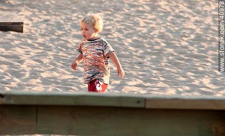 Niño en la playa - Punta del Este y balnearios cercanos - URUGUAY. Foto No. 40978