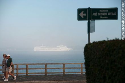 On the waterfront promenade. - Punta del Este and its near resorts - URUGUAY. Photo #41085