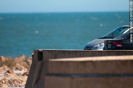 Autos al borde del estacionamiento - Punta del Este y balnearios cercanos - URUGUAY. Foto No. 41168