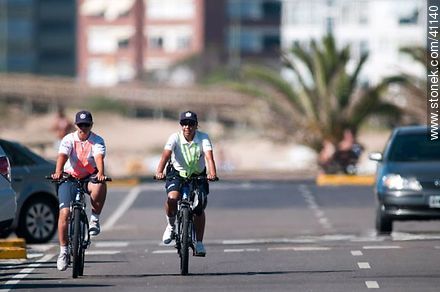 Mujeres policia en bicicleta - Punta del Este y balnearios cercanos - URUGUAY. Foto No. 41140