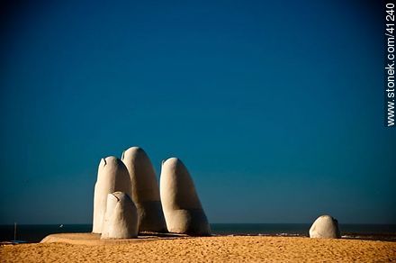 Dedos en la playa Brava - Punta del Este y balnearios cercanos - URUGUAY. Foto No. 41240