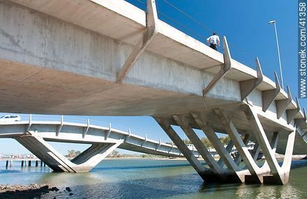 Undulating bridge over the creek Maldonado - Punta del Este and its near resorts - URUGUAY. Photo #41358