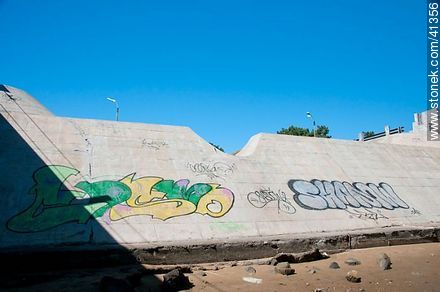 Grafiti en el puente de La Barra - Punta del Este y balnearios cercanos - URUGUAY. Foto No. 41356