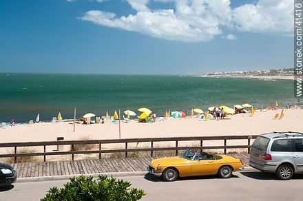 Auto clásico frente a la playa Bikini - Punta del Este y balnearios cercanos - URUGUAY. Foto No. 41416