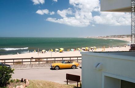 Auto clásico frente a la playa Bikini - Punta del Este y balnearios cercanos - URUGUAY. Foto No. 41415