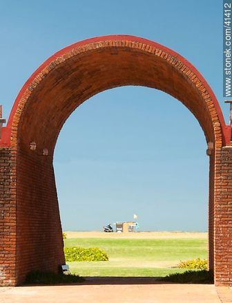 Arco de ingreso a Terrazas de Manantiales - Punta del Este y balnearios cercanos - URUGUAY. Foto No. 41412