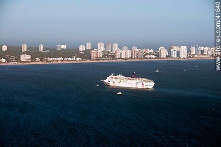 Cruiser at the bay of Punta del Este. - Punta del Este and its near resorts - URUGUAY. Photo #41640