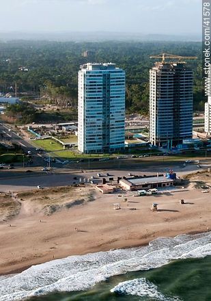 Brava beach. Towers Le Parc. Parador Papa Charlie. - Punta del Este and its near resorts - URUGUAY. Photo #41578