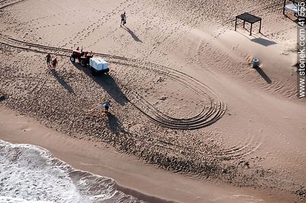 Tractor collecting chairs at the end of the day. - Punta del Este and its near resorts - URUGUAY. Photo #41555