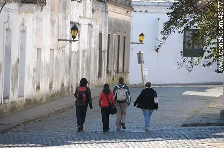 Jóvenes caminando por las calles de Colonia. Calle De Santa Rita. - Departamento de Colonia - URUGUAY. Foto No. 42077