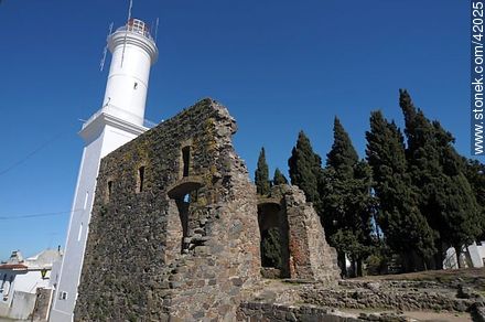 Ruins of the convent of San Francisco Javier. Lighthouse of Colonia del Sacramento. - Department of Colonia - URUGUAY. Photo #42025