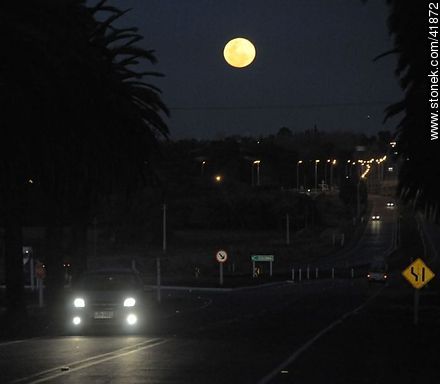 Luna llena en Ruta 1 - Departamento de Colonia - URUGUAY. Foto No. 41872