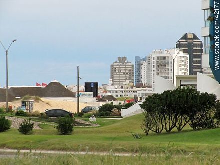 Edificios de apartamentos sobre playa Brava - Punta del Este y balnearios cercanos - URUGUAY. Foto No. 42177