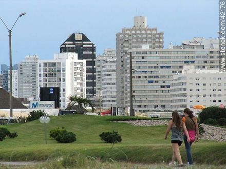 Edificios de apartamentos sobre playa Brava - Punta del Este y balnearios cercanos - URUGUAY. Foto No. 42176