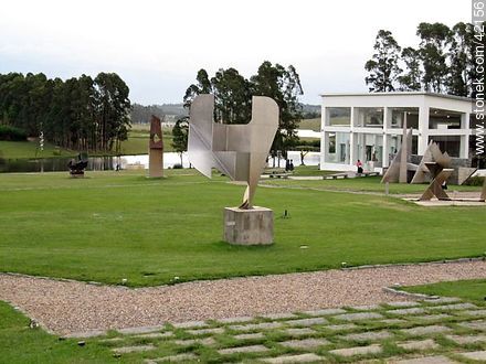 Fundación Pablo Atchugarry. Exposición al aire libre. Escultura de Miguel Battegazzore. - Punta del Este y balnearios cercanos - URUGUAY. Foto No. 42156