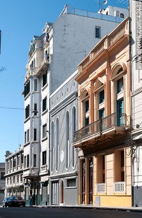 Antiguos edificios de la Ciudad Vieja - Departamento de Montevideo - URUGUAY. Foto No. 42403