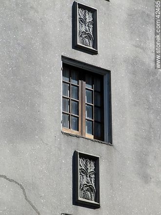Window and reliefs - Department of Montevideo - URUGUAY. Photo #42465