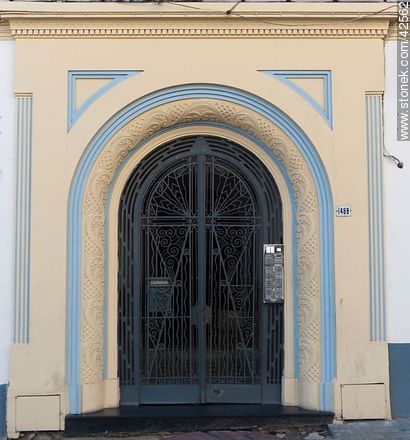 Entrance to building - Department of Montevideo - URUGUAY. Photo #42562