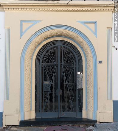 Entrance to building - Department of Montevideo - URUGUAY. Photo #42561