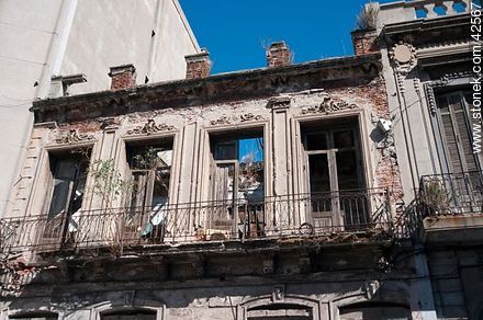 Building needing refurbishing - Department of Montevideo - URUGUAY. Photo #42567