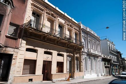 Reconditioned old buildings on street Juan Carlos Gomez - Department of Montevideo - URUGUAY. Photo #42620