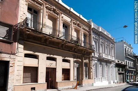 Reconditioned old buildings on street Juan Carlos Gomez - Department of Montevideo - URUGUAY. Photo #42621