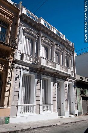Edificio antiguo refaccionado en la calle Juan Carlos Gómez - Departamento de Montevideo - URUGUAY. Foto No. 42619