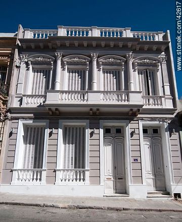 Edificio antiguo refaccionado en la calle Juan Carlos Gómez - Departamento de Montevideo - URUGUAY. Foto No. 42617