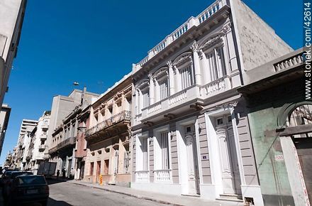 Edificios antiguos refaccionados en la calle Juan Carlos Gómez - Departamento de Montevideo - URUGUAY. Foto No. 42614