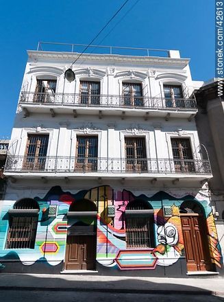 Edificio antiguo refaccionado en la calle Juan Carlos Gómez - Departamento de Montevideo - URUGUAY. Foto No. 42613