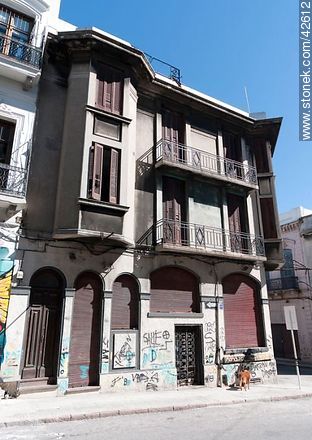 Edificio antiguo en la esquina Juan Carlos Gómez y Piedras. - Departamento de Montevideo - URUGUAY. Foto No. 42612