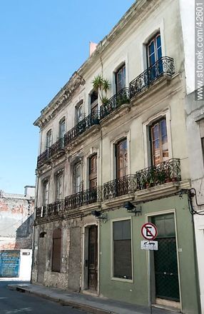 Edificio antiguo de la calle Piedras e Ituzaingó - Departamento de Montevideo - URUGUAY. Foto No. 42601