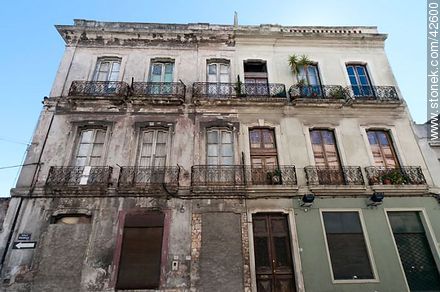 Old building at streets Piedras and Ituzaingo - Department of Montevideo - URUGUAY. Photo #42600