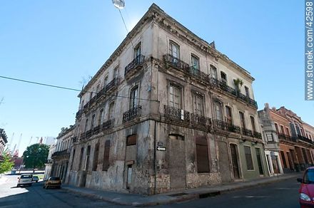 Edificio antiguo de la calle Piedras e Ituzaingó - Departamento de Montevideo - URUGUAY. Foto No. 42598