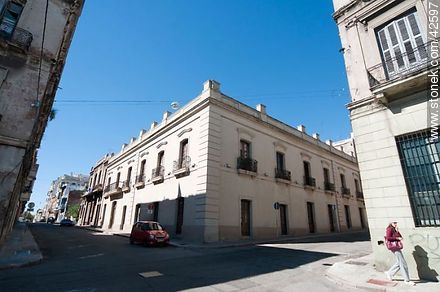 Old building at streets Piedras and Ituzaingo - Department of Montevideo - URUGUAY. Photo #42597