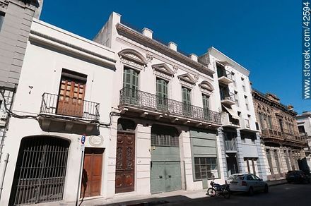 Edificio antiguo de la calle Piedras - Departamento de Montevideo - URUGUAY. Foto No. 42594