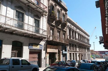 Old buildings in street Treinta y Tres. - Department of Montevideo - URUGUAY. Photo #42592