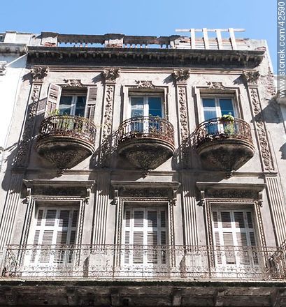 Balcones antiguos de la calle Misiones - Departamento de Montevideo - URUGUAY. Foto No. 42590
