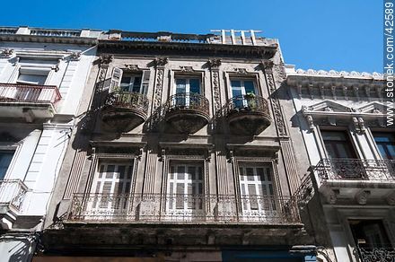 Edificio antiguo de la calle Misiones - Departamento de Montevideo - URUGUAY. Foto No. 42589