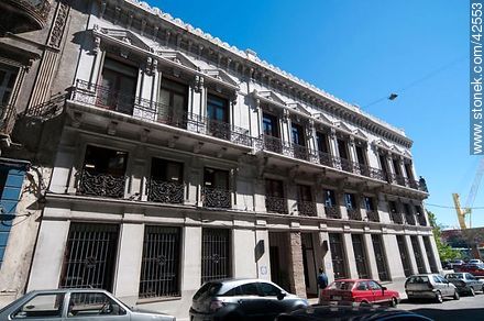 Edificio antiguo de la calle Misiones. La Casa de Pedro Figari. - Departamento de Montevideo - URUGUAY. Foto No. 42553