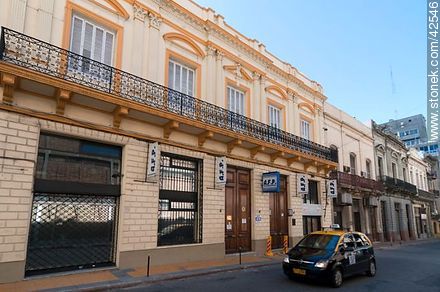 Asociación de funcionarios portuarios en la calle Piedras y Zabala - Departamento de Montevideo - URUGUAY. Foto No. 42546