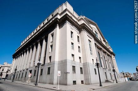 Banco República - Departamento de Montevideo - URUGUAY. Foto No. 42537