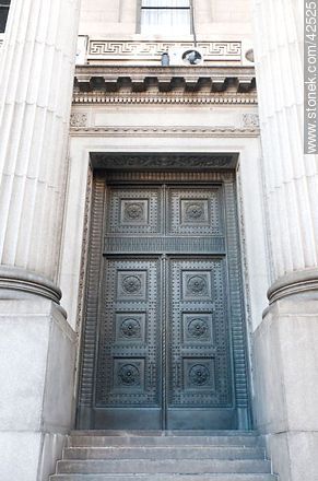 Banco de la República.  Cerrito St. Metallic door. - Department of Montevideo - URUGUAY. Photo #42525