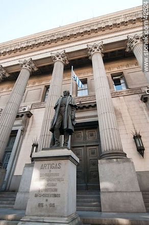 Banco República. Estatua de Artigas frente a la sede central. Calle Cerrito. - Departamento de Montevideo - URUGUAY. Foto No. 42524