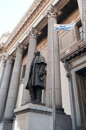 Banco República. Estatua de Artigas frente a la sede central. Calle Cerrito. - Departamento de Montevideo - URUGUAY. Foto No. 42523