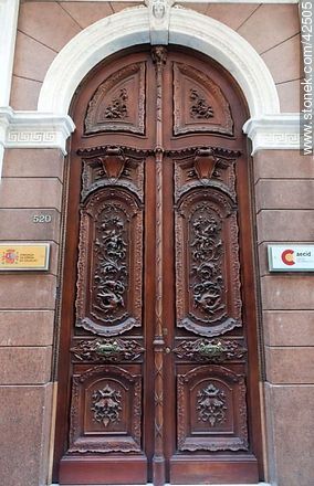 Antique door at 25 de Mayo St. - Department of Montevideo - URUGUAY. Photo #42505