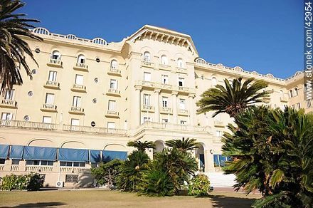 Hotel Argentino en la rambla de Piriápolis - Departamento de Maldonado - URUGUAY. Foto No. 42954