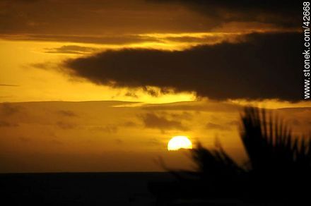 Puesta de sol entre las nubes. - Departamento de Maldonado - URUGUAY. Foto No. 42668
