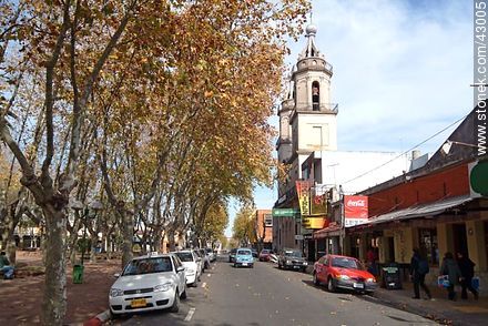 Parroquia San Isidro frente a la plaza. - Departamento de Canelones - URUGUAY. Foto No. 43005