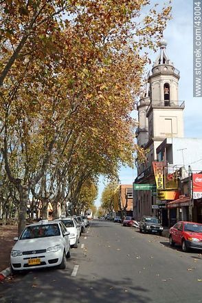 Parroquia San Isidro frente a la plaza. - Departamento de Canelones - URUGUAY. Foto No. 43004